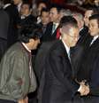 <p>Secret&aacute;rio-Geral das Na&ccedil;&otilde;es Unidas, Ban Ki-moon, acompanhado pelo presidente da Bol&iacute;via, Evo Morales, cumprimenta o Chefe Comandante do Ex&eacute;rcito boliviano, Victor Baldivieso, ap&oacute;s a sua chegada ao Aeroporto International em Santa Cruz de la Sierra, em 12 de junho</p>  Foto: Reuters