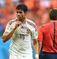 Após marcação de pênalti, Diego Costa faz sinal de silêncio enquanto jogador holandês reclama com árbitro  Foto: AFP