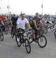 <p>Presidente do Egito, Abdel Fattah al-Sisi (de camiseta branca) anda de bicicleta com centenas de egípcios, nos arredores do colégio militar no Cairo, nesta sexta-feira, 13 de junho</p>  Foto: Reuters