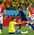 <p>Árbitro Yuichi Nishimura marca pênalti em Fred na abertura da Copa, contra a Croácia</p>  Foto: Murad Sezer / Reuters