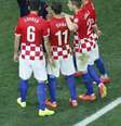<p>Jogadores da seleção da Croácia cercam árbitro após marcação de pênalti em partida contra o Brasil</p>  Foto: Fabrizio Bensch / Reuters