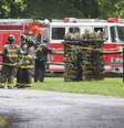 <p>Policiais e bombeiros participam de uma operação de resgate após a queda do pequeno avião que levava um bisneto do magnata do petróleo John D. Rockefeller</p>  Foto: Reuters