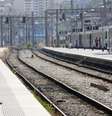<p>Passageiro espera por um trem na estação de trem de Marselha, em 12 de junho</p>  Foto: Reuters
