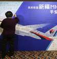 <p>Uma mãe grava uma mensagem para o filho em um painel dedicado aos passageiros a bordo do avião da Malaysia Airlines, em Pequim, em 24 de março</p>  Foto: Reuters