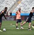 Pekerman planeja bom jogo na estreia  Foto: AFP