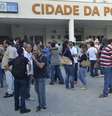 Policiais civis reunidos em frente à Cidade da Polícia no Rio de Janeiro nesta sexta-feira  Foto: Agência Brasil