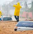 Deslizamento de terra deixa veículos soterrados após forte chuva desta sexta-feira   Foto: Léo Carioca / Futura Press