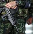 <p>Soldados montam guarda durante uma reuni&atilde;o para discutir o or&ccedil;amento nacional de 2015, no Clube do Ex&eacute;rcito, em Bangcoc, em&nbsp;13 de junho</p>  Foto: Reuters