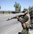 <p>O Exército informou que recuperou o controle da cidade de Mariupol. Na foto, um soldado ucraniano aponta sua arma em um posto de controle do Exército na cidade portuária, em 11 de maio</p>  Foto: Reuters
