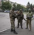 <p>Separatistas pr&oacute;-R&uacute;ssia montam guarda no&nbsp;centro da&nbsp;cidade de&nbsp;Snizhnye no leste da Ucr&acirc;nia, em 12 de junho</p>  Foto: Reuters