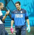 <p>Gianluigi Buffon pode desfalcar itália na estreia da Copa do Mundo</p>  Foto: Ricardo Matsukawa / Terra