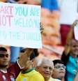 <p>Torcedor exibe cartaz que foi retirado por um segurança do estádio</p>  Foto: Ricardo Matsukawa  / Terra