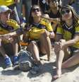 Colombianos e fãs da seleção acompanharam neste sábado (14) a partida contra a Grécia nas areias da Fan Fest em Copacabana, no Rio de Janeiro. Famílias e jovens se reuniram para o jogo  Foto: Mauro Pimentel / Terra