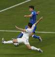 <p>Apoiados por músico, ingleses perderam para Itália</p>  Foto: Reuters
