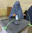 Mulher deposita voto em urna, no segundo turno da eleição presidencial no Afeganistão  Foto: Rahmat Gul / AP