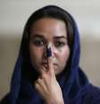 <p>Cerca de sete milhões de eleitores compareceram às urnas para escolher o sucessor do presidente Hamid Karzai. Na foto, mulher mostra o dedo manchado após votar</p>  Foto: Reuters