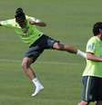 <p>Neymar brinca com Fred durante treino do Brasil; jogador terá que controlar nervos na Copa</p>  Foto: Marcelo Regua / Reuters