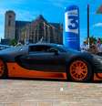 <p>Dono de um Bugatti Veyron participa do desfile de carros no centro de Le Mans</p>  Foto: Peter Fussy / Terra