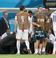 <p>Fisioterapeuta da Inglaterra se lesiona ao comemorar o gol e é atendido no gramado</p>  Foto: Ricardo Matsukawa / Terra