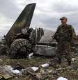 <p>Separatista armado pró-Rússia no local da queda de um avião do Exército ucraniano em Lugansk, no leste da Ucrânia, em 14 de julho</p>  Foto: Shamil Zhumatov / Reuters
