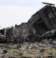 <p>Separatistas pró-russos procuram munição no local do acidente do avião em Lugansk, na Ucrânia</p>  Foto: Reuters