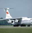 <p>Avião modelo Ilyushin Il-76, igual ao que foi derrubado neste sábado em Lugank, nesta foto, é visto no aeroporto de Zurich, Alemanha, em maio de 1985</p>  Foto: Wikimedia