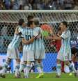 Autor do cruzamento que originou o gol argentino, Messi comemora com a equipe a abertura do placar para a seleção sul-americana  Foto: AFP