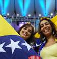Torcedoras da Bósnia, apesar de minoria, brilham no Estádio do Maracanã, na noite deste domingo  Foto: Getty Images 