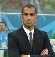 Técnico da Costa do Marfim, o francês Sabri Lamouchi, observa a partida contra o Japão  Foto: AFP