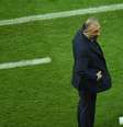 Técnico do Japão, o italiano Alberto Zaccheroni, analisa a partida da equipe contra a Costa do Marfim  Foto: AFP