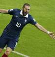Benzema comemora o segundo gol francês no Beira-Rio  Foto: Reuters