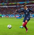 Antoine Griezmann chuta a bola em jogo contra Honduras no Beira-Rio  Foto: Getty Images 