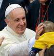 <p>Papa Francisco&nbsp;acaricia cabe&ccedil;a de beb&ecirc; em sua chegada na Bas&iacute;lica de Santa Maria de&nbsp;Trastevere&nbsp;em Roma</p>  Foto: AFP