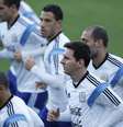 <p>Messi entre amigos na segunda-feira: só sorrisos depois de marcar novamente em Copas do Mundo </p>  Foto: AP