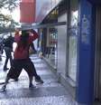 <p>Cerca de 200 manifestantes protestaram contra a Copa do Mundo</p>  Foto: Catve / Divulgação