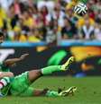 Zagueiro do Irã Khosro Heidari briga pela bola com o meia nigeirano John Obi Mikel  Foto: AFP