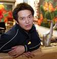 <p>Artista de origem chinesa, Guo Jian é retratado em uma garagem que servia como seu estúdio, nos subúrbios de Sydney, Austrália, em março de 2004</p>  Foto: Reuters