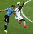 <p>Lugano disputa bola com Campbell em jogo Uruguai x Costa Rica; zagueiro vai ser desfalque em São Paulo</p>  Foto: Mike Blake / Reuters