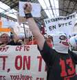 Os ferroviários franceses continuaram com a greve nesta segunda-feira, com isso a paralisação chega ao 6º dia  Foto: AFP