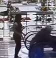 <p>Momento em que a mulher sobe pela escada rolante, de uma forma, no mínimo curiosa</p>  Foto: youtube / Reprodução