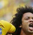 <p>Marcelo (dir.) canta o hino nacional ao lado de Luiz Gustavo antes do jogo</p>  Foto: Ricardo Matsukawa  / Terra