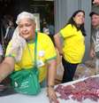 Voluntários distribuem preservativos no Largo da Carioca, no centro do Rio  Foto: José Carlos Pereira de Carvalho / vc repórter