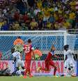 John Brooks cabeceia a bola e marca o segundo gol americano, garantindo a vitória por 2 a 1 em cima de Gana  Foto: AFP