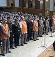 <p>Os r&eacute;us permanecem em p&eacute; diante&nbsp;do&nbsp;tribunal na capital regional de Xinjiang, China, em 16 de junho</p>  Foto: AP