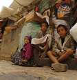 <p>Crian&ccedil;as sentadas&nbsp;em um mercado na cidade velha de Sanaa, no I&ecirc;men, em 17 de junho</p>  Foto: Reuters