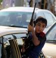 <p>Criança exibe arma em carro no Iraque</p>  Foto: Twitter