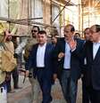 <p>Primeiro-ministro iraquiano, Nuri al-Maliki (ao centro) acenando para as pessoas, durante uma visita &agrave; cidade de Samarra,&nbsp;em 13 de junho</p>  Foto: Reuters