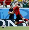 <p>Dani Alves dá carrinho em Guardado; Brasil é o time que mais fez falta entre semifinalistas</p>  Foto: Ricardo Matsukawa / Terra