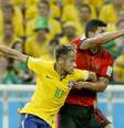<p>Neymar é marcado por Rodríguez em partida contra o México</p>  Foto: Ricardo Matsukawa / Terra