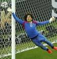 Ochoa pula para defender cobrança de falta de Neymar, que passa ao lado da trave mexicana  Foto: Reuters